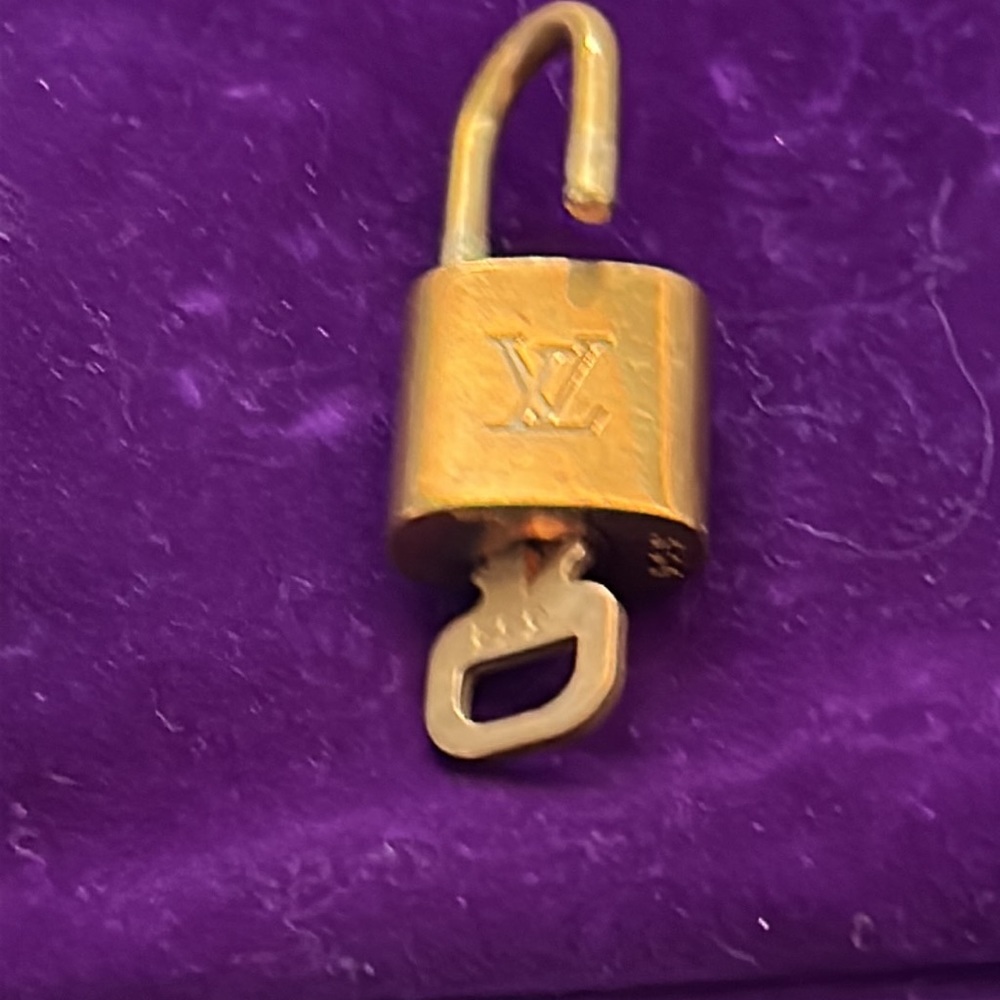 #️⃣3️⃣3️⃣4️⃣ Authentic LV Lock & Key - Picture 8 of 9